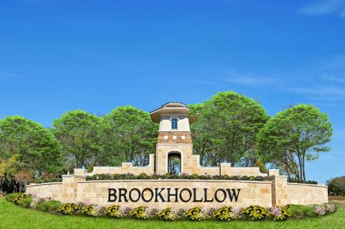 Lakewood at Brookhollow - Main Entrance